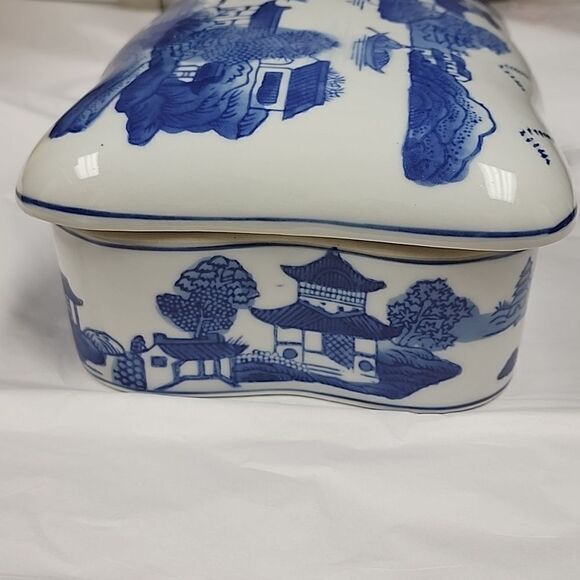 Chinoiserie Vintage Lidded Box with Traditional Chinese Water Landscape - Picture 4 of 10